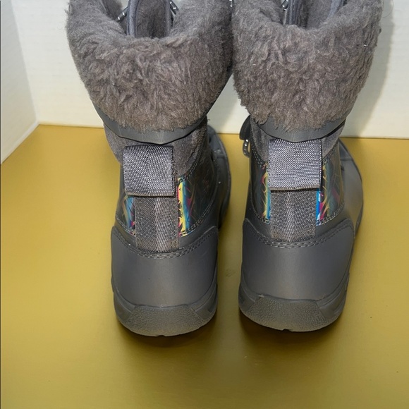 UGG Kids Boots in Gray and Rainbow LIKE NEW! Cosy grey lining. Durable sole. - Picture 4 of 7